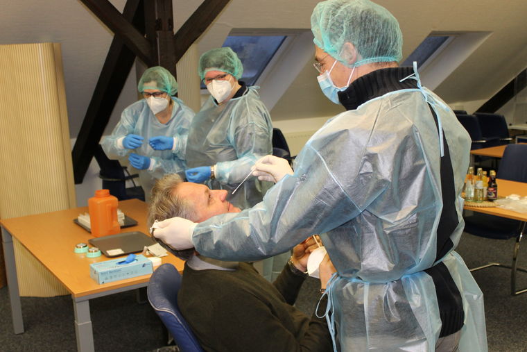 SWFW-Geschäftsführer Alexander Loipfinger beim Corona-Test. Die Testung wird ab jetzt regelmäßig durchgeführt. Außerdem auf dem Foto: Dr. med. Walter-Joachim Blaß; Im Hintergrund: Assistentinnen Stephanie Buch und Ulrike Wege-Lemke.