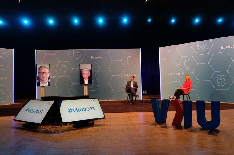 Helmut Dedy, Hauptgeschäftsführer, Deutscher Städtetag, Dr. Marie-Agnes Strack-Zimmermann, MdB, Kommunalpolitische Sprecherin, FDP-Bundestagsfraktion, Klaus Eder, Geschäftsführer, Stadtwerke Ulm/Neu-Ulm GmbH und die Moderatorin Astrid Frohloff (v.l.n.r.)