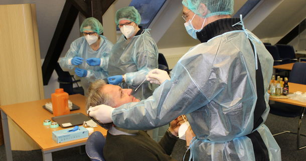 SWFW-Geschäftsführer Alexander Loipfinger beim Corona-Test. Die Testung wird ab jetzt regelmäßig durchgeführt. Außerdem auf dem Foto: Dr. med. Walter-Joachim Blaß; Im Hintergrund: Assistentinnen Stephanie Buch und Ulrike Wege-Lemke.